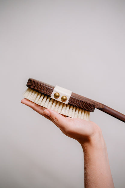 Brosse de bain en bois thermiquement modifié, FSC® 100%